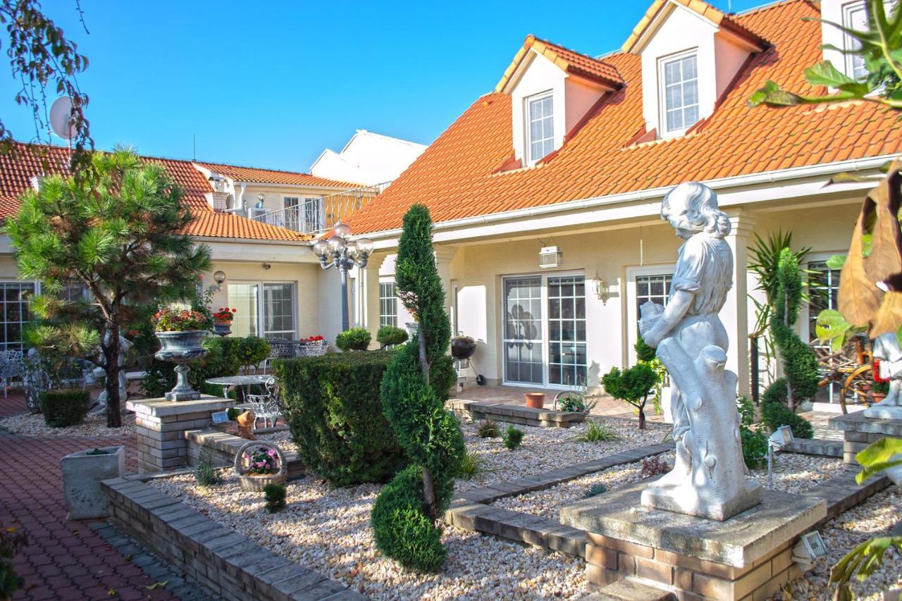 Penzion Rosel Nové Zámky Exterior foto